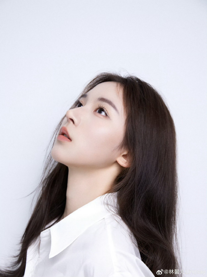 白衬衫与仰望视线